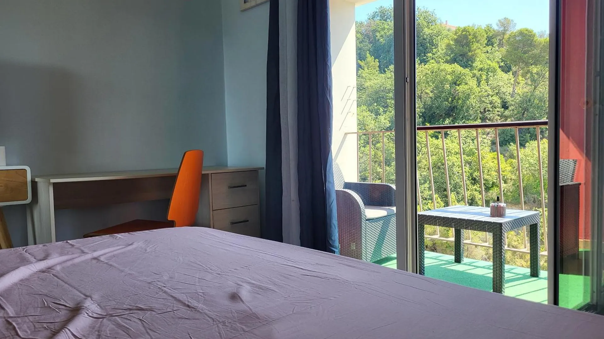 Private Room-2 In Hannana Apartment- 2 Min Walk To Tram 12 Min To Nice Train Station 15 Min To Massena Place location